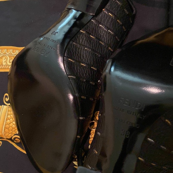 Fendi ladies heels with chain detail size 8 new condition never worn - Picture 4 of 7